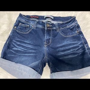 Women jeans shorts size 7 by 1st kiss never worn